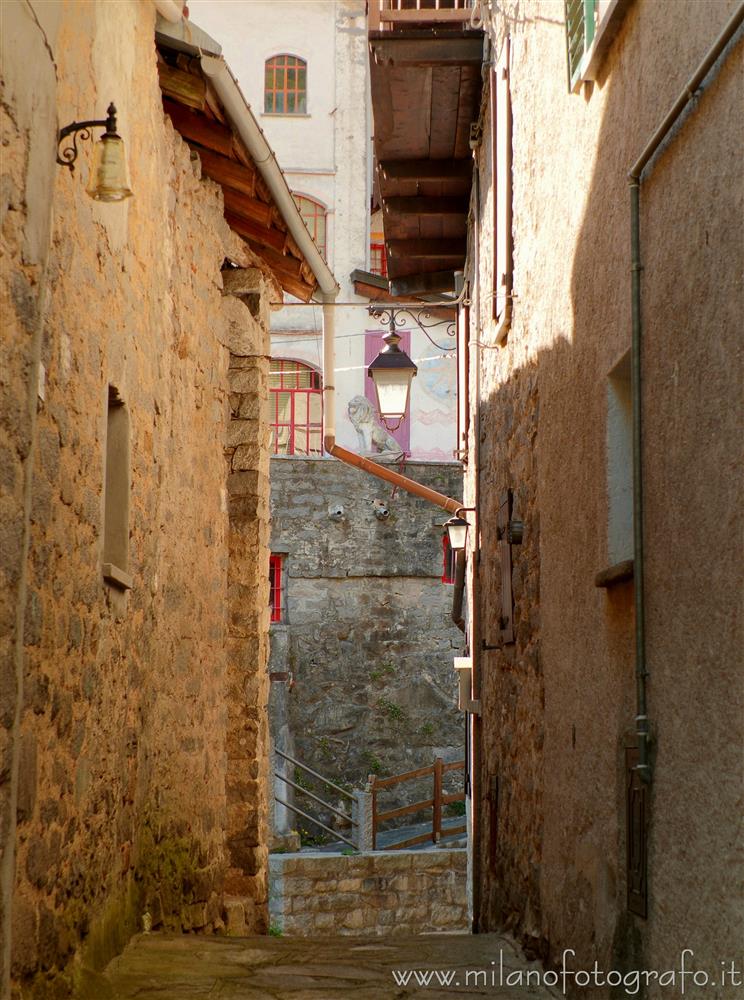 Forgnengo frazione di Campiglia Cervo (Biella) - Stretta strada nel paese